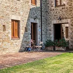 Guesthost - Casale Dei Tramonti - Nature's Haven In Renovated With Pool Appartement *